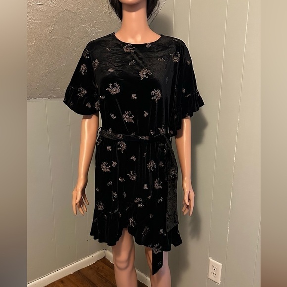 Lost + Wander Black Velvet Embroidered Mini Dress Ruffle Hem Size Large NWT - Picture 2 of 15
